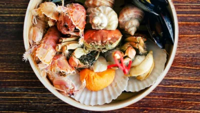 Gastronomie et produits locaux à Locronan : saveurs bretonnes authentiques