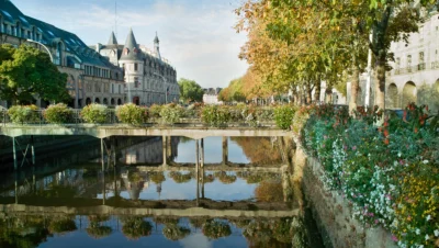 Quimper, quais fleuris de l’Odet avec passerelle et architecture traditionnelle en arrière-plan
