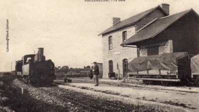 Ancienne gare de Pouldreuzic avec locomotive à vapeur et wagons, témoignage historique du train carottes en Ouest Cornouaille